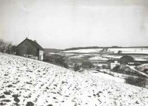 Malter, Blick zum neuen Gasthof Malter, im Vordergrund rechts das auf einen Felsvorsprung 1833 erbaute Paulsdorfer Haus und gegenüber links die Seifersdorfer Bauernwirtschaft von 1882