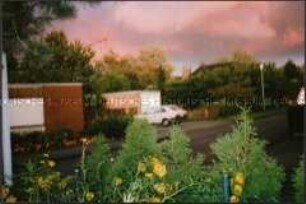 Blick über den Gartenzaun auf einen rosafarbenen Himmel (Altersgruppe 14-17)