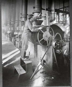 Kathreiner Malzkaffee-Fabrik, Arbeiter an Maschine