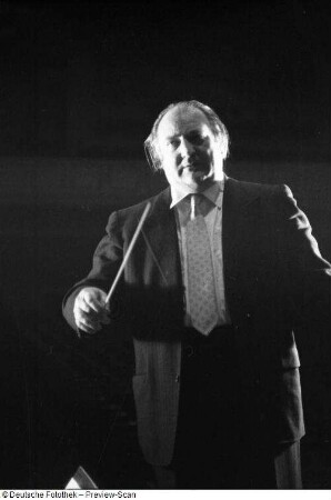 Gewandhauskapellmeister Franz Konwitschny bei der Probe mit dem Gewandhausorchester. Leipzig, Kongreßhalle, 03.05.1956
