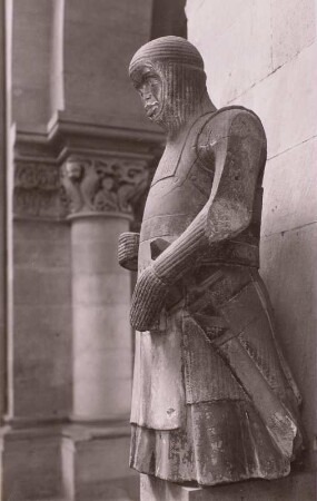 Statue des Heiligen Mauritius in Kettenhemd und Lederkoller