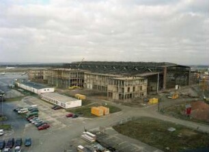 Dresden-Klotzsche, Flughafenstraße. Flughafen Dresden. Technikhalle (1998/2000) im Rohbau. Ansicht vom Dach des IMA Dresden