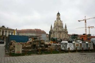 Dresden-Altstadt. Neumarkt. Eingezäuntes Baumaterial. Blick zum QF Hotel und zur Frauenkirche