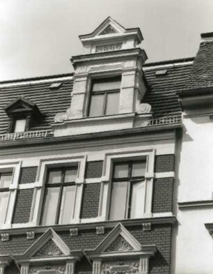 Görlitz, Landeskronstraße 46. Wohnhaus (1890). Obergeschoßfenster und Dachhäuschen