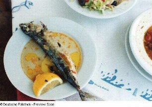 Tisch in einem Restaurant mit Fischgericht