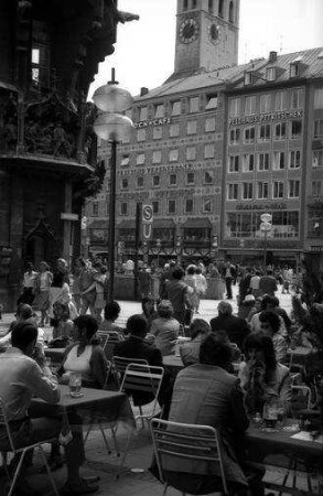 München: Tischgäste am Marienplatz, Hintergrund Alter Peter