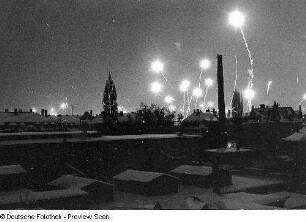 Blick aus der elterlichen Wohnung. Feuerwerk über den Dächern der Stadt