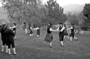 Untermünstertal: Untermünstertäler Trachtengruppe tanzt