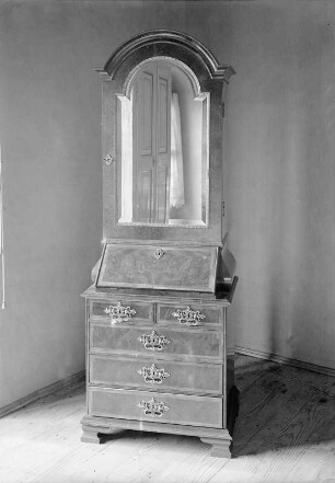 Schreibschrank (geschlossen). Nußbaum, furniert. Sachsen, 1720/1730. Moritzburg: Schloss Moritzburg, Möbel-Vorrat