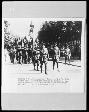Hamburg, Franz Seldte, erster Bundesführer des Stahlhelm-Bundes (seit 1924), an der Spitze eines Aufmarsches seines Landesverbandes