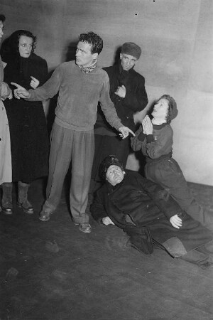 Szenenbilder aus dem Drama "Der Gesang im Feuerofen" von Carl Zuckmayer am Schillertheater Berlin : Szene mit Peter Mosbacher (3. von links)