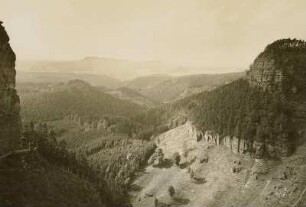 Elbsandsteingebirge. Blick in den Prebischgrund. Im Hintergrund der Große und Kleine Zschirnstein, der Zirkelstein und die Kaiserkrone