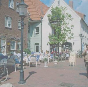 Husum. Café mit Besuchern in der Fußgängerpassage