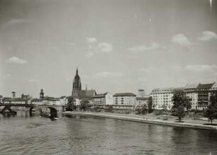 Frankfurt (Main), Blick von der Obermainbrücke nach Nordwesten gegen Dom und Schöne Aussicht