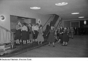 Eine Personengruppe im Foyer des Klubhauses