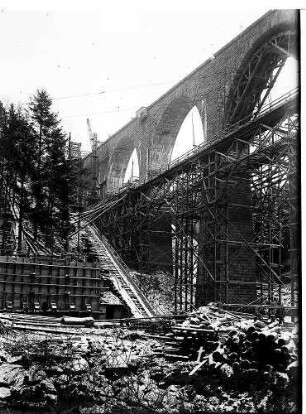 Fertig gestellte Bögen des neuen Viaduktes und Fahrgerüst