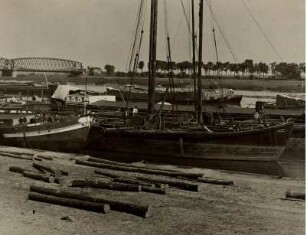 Tilsit in Ostpreußen (heute Sowetsk). Hafen an der Memel. Schiffe beim Entladen von Holz, das als Rohstoff für die Zellulosefabriken in der Stadt diente