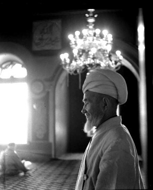 Mann mit Turban, Imam (?) in einer Moschee