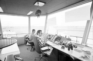 Freiburg: Im Tower des Flugplatzes