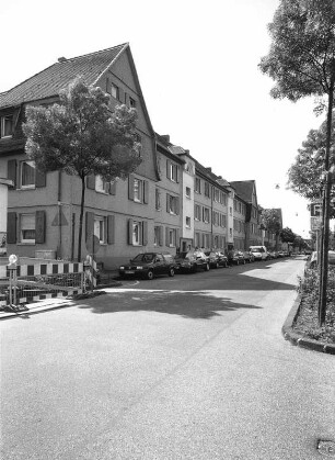 Sachgesamtheit südliche Wohnsiedlung; Hanau, Buchbergstraße 13, Wartburgstraße 14, Hahnenkammstraße 34, Hahnenkammstraße 33, Freigerichtstraße 82, Freigerichtstraße 80, Freigerichtstraße 78, Freigerichtstraße 76, Freigerichtstraße 74, Freigerichtstraße 72, Freigerichtstraße 70, Freigerichtstraße 68, Freigerichtstraße 66, Freigerichtstraße 64, Freigerichtstraße 62, Freigerichtstraße 60, Freigerichtstraße 58, Dunlopstraße 15, Buchbergstraße 34