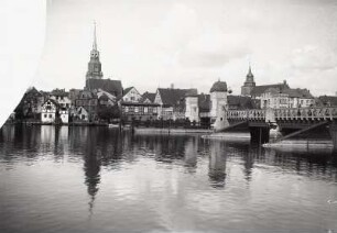 Wollin, Stadtansicht : Wollin. Stadtansicht mit Georgenkirche, Nikolaikirche und Straßenbrücke vom Festland über den Odermündungsarm Dievenow. Blick nach Nordwesten