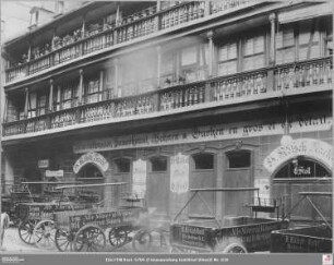Kruggasse 1 (südlicher Teil Hof Rebstock, später Braubachstraße 19): Ausschnitt Fassade mit Lieferwägen der Firma "H.Kölsch Nachfahren" (Mineralwasser, Sauerkraut, Bohnen, Gurken)