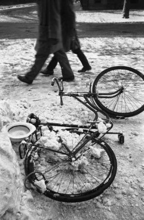 Fahrradfahren im Schnee.