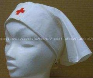 Dienstanzug für eine Helferin des Deutschen Roten Kreuzes (DRK) - Haube
