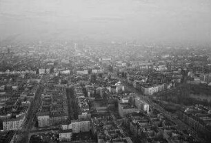 Luftaufnahme, Blick von Westen auf die Wohnbebauung zwischen Sophie-Charlotten-Straße und Ernst-Reuter-Platz. Berlin-Charlottenburg, Bismarckstraße