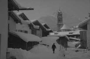 Mittenwald: Häuser und Kirchturm am Karalpleweg