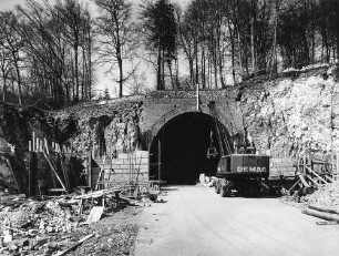Lämmerbuckeltunnel, km 151,181 Ulmer Portal, Mit dem Bau des Tunnels wurde Ende 1937 begonnen. Mitte 1938 durchgebrochen. Arbeiten 1941 eingestellt. 1948/49 restliche Rohbauarbeiten. Fertigstellung 1957.