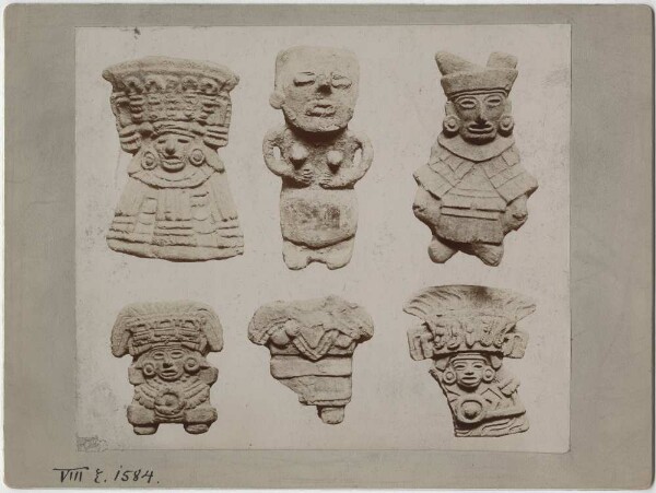 Six figurines en argile.