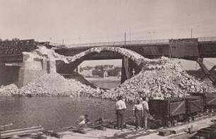 Meißen, Bau der neuen Straßenbrücke, Neubau und Reste der alten Brücke, die abgebrochen wird