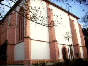 Langhaus von Nordosten (Spätgotischer Neubau Ende 15 Jh) über Giebelseite mit Strebepfeilern und Maßwerkfenstern in Übersicht