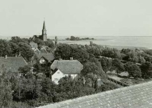 Wustrow, Ostseebad, Blick vom Turm der Seefahrtsschule nach der Kirche und dem Saaler Bodden