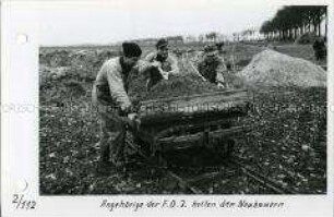FDJ-Mitglieder helfen Neubauern