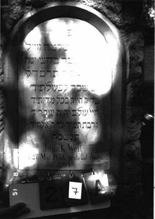 Grabstein 27 (Index: 100105265) Material: Muschelkalk, weiße Marmorplatte Zustand: gut Maße HxBxT: 103x58x27 cm Beschreibung: Stele, rustica, Segmentbogenabschluß, Schriftplatte: Grabstein 27A