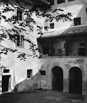 Lienz. Schloss Bruck (um 1280, Erweiterung 1501/1600). Hofecke