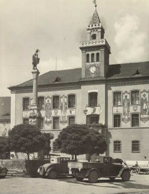Bad Reichenhall. Ansicht des Rathausplatzes mit dem 1849 bis 1851 im neugotischen Baustil errrichteten alten Rathaus. Auf dem Platz parken Autos