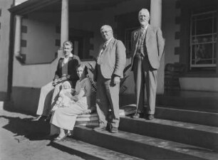 Familienportrait : Familienportrait auf der Treppe einer größeren, vermutlich Europäern gehörenden Behausung