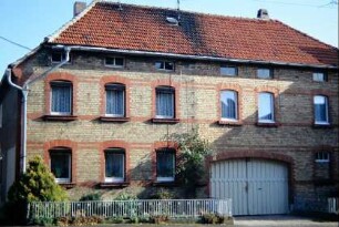 traufständige Bauernhaus mit Tordurchfahrt, Backsteinbau; Vorgarten