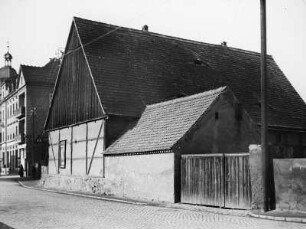 Coswig, Hauptstraße. Blick zur Scheune vom Bauernhof Starke (gegenüber der Schule)