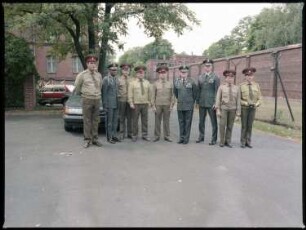 Fotografie: Wachablösung vor dem Alliierten Kriegsverbrechergefängnis Berlin-Spandau