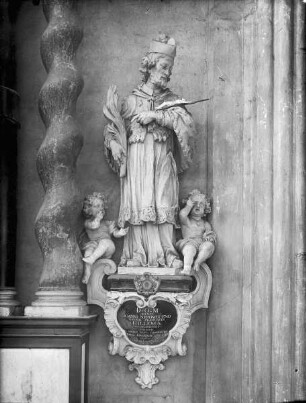 Epitaph mit Statue des Heiligen Nepomuk