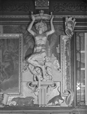 Weiblicher Satyr als Tragfigur