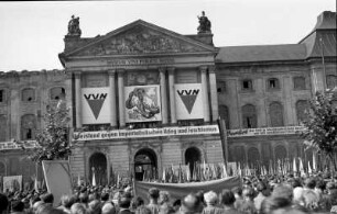Kundgebung zum Gedenken an die Opfer des Faschismus : Dresden-Neustadt, Karl-Marx-Platz. Japanisches Palais. Kundgebung zum Gedenken an die Opfer des Faschismus