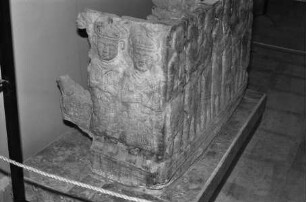 Kultbecken mit mythologischen Darstellungen — Seitenfläche links: Relief mit weiblichen Gottheiten