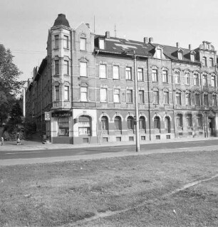Chemnitz-Gablenz, Nürnberger Straße 2/Ecke Augustusburger Straße. Wohnhaus mit Apotheke (um 1905). Straßenansicht (Augustusburger Straße)