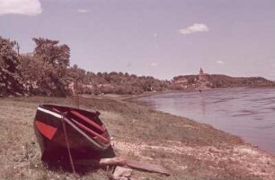 Hirschstein. Blick nach Neuhirschstein, Boot am Ufer der Elbe
