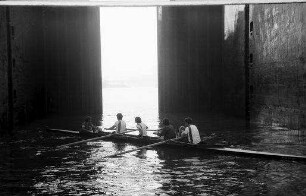 Basel: Ruder Vierer in der Schleuse